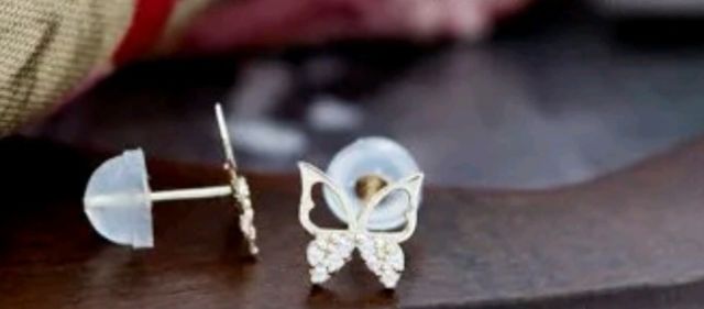 Pendientes dorados mariposa