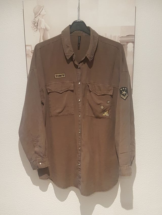 Camisa verde militar.