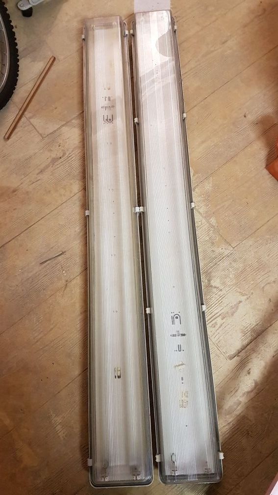 se venden las 2 pantallas para garajes son de 1.5 