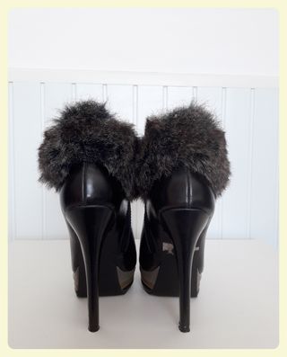Botines negros con pelo de segunda mano por 15 EUR en Poio en WALLAPOP