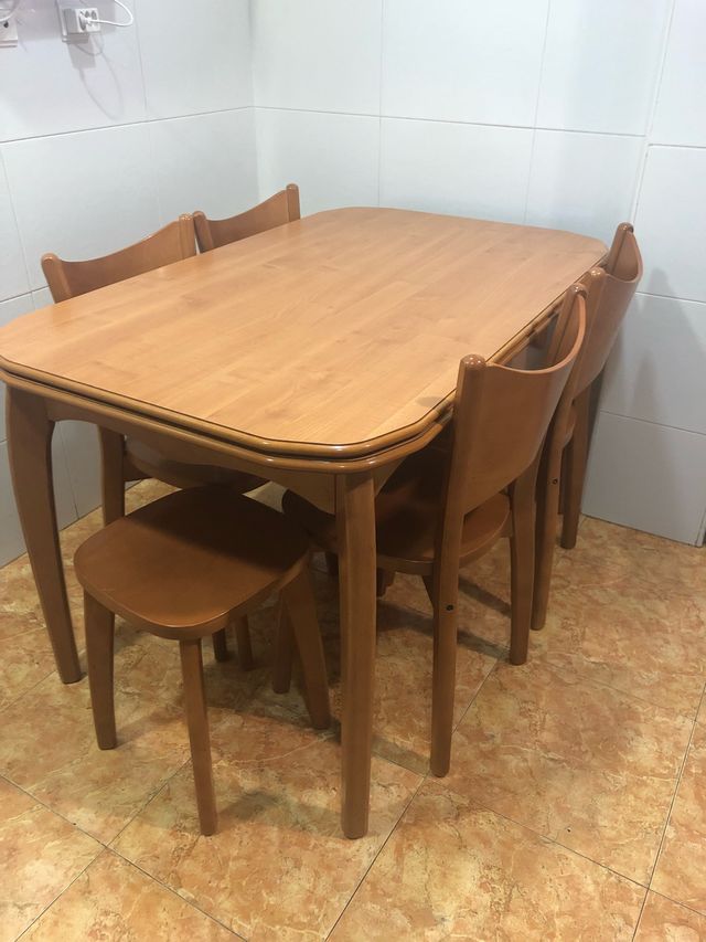 Mesa de cocina (madera) con 4 sillas y 2 taburetes de segunda mano ... Mesa de cocina (madera) con 4 sillas y 2 taburetes de segunda mano ...