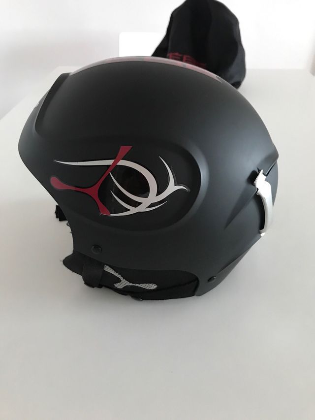 Casco Sky. Snowboard CEBE con funda. Talla M.