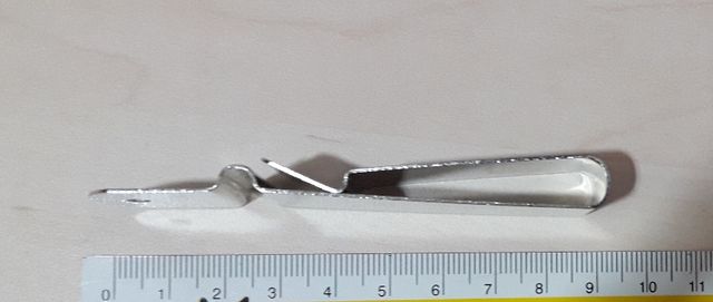 Pinzas / clips metálicos.