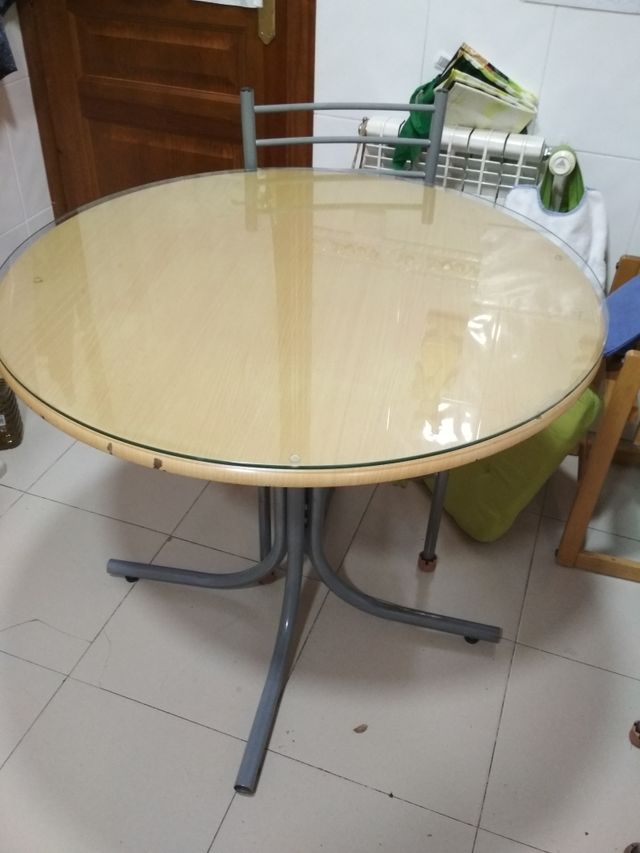 Mesa de cocina redonda con 4 sillas de segunda mano por 75 € en ... Mesa de cocina redonda con 4 sillas de segunda mano por 75 € en ...