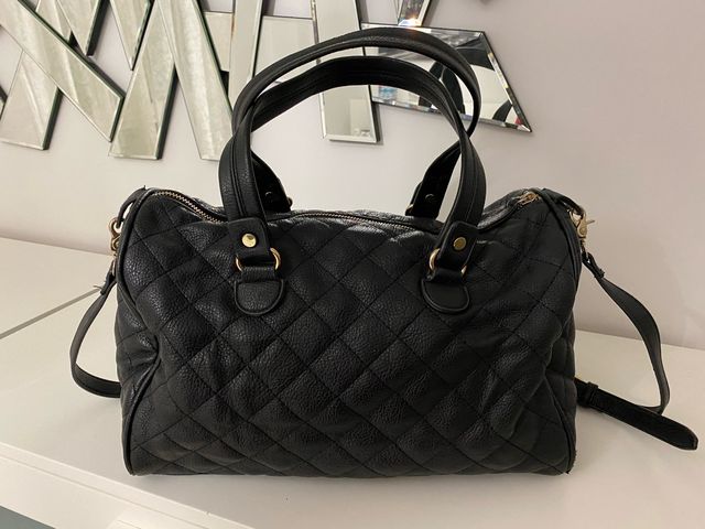 Bolso negro estilo Channel Stradivarius