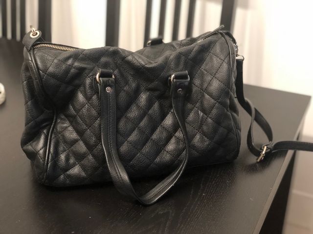 Bolso negro estilo Channel Stradivarius