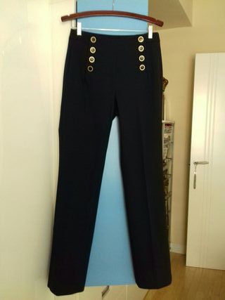 Pantalón azul marino con botones, de Zara de segunda mano por 15 EUR en  Madrid en WALLAPOP