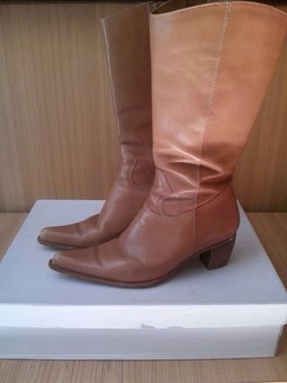 Botas camperas color Camel de piel. de segunda mano por 8 EUR en Móstoles  en WALLAPOP