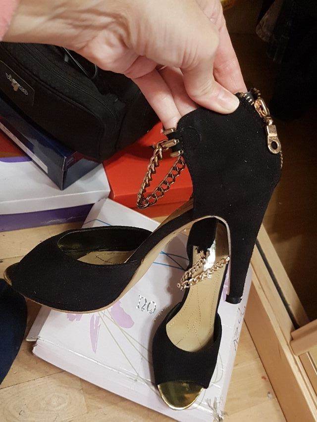 Zapatos de fiesta ante negro