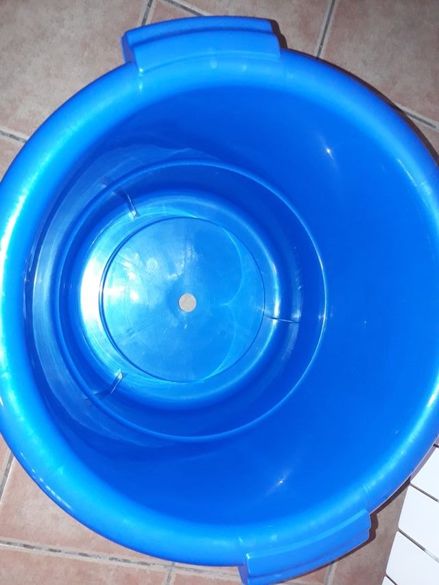 Cubo guarda juguetes con ruedas de segunda mano por 15 € en Moncada en