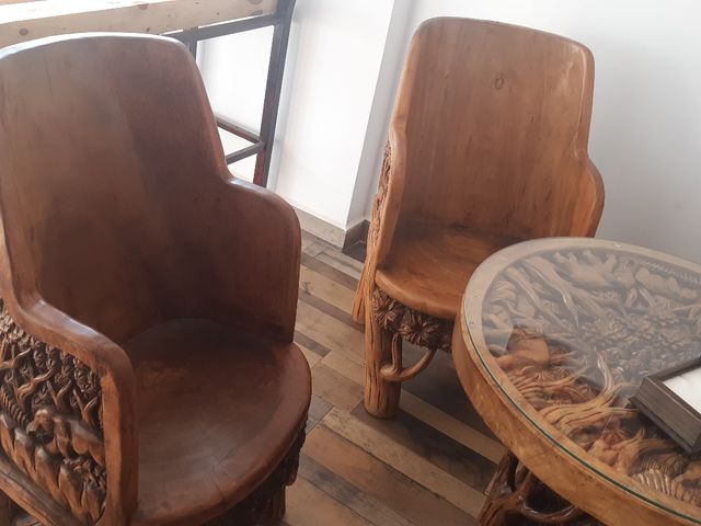 Mesa y sillas unicas vintage de diseño rustico