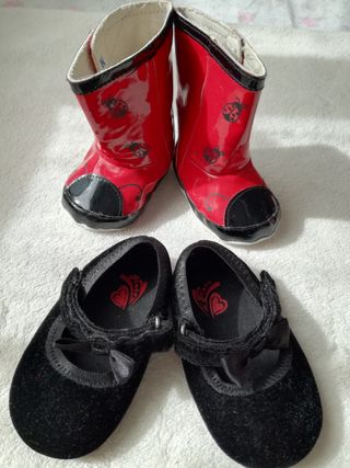 Botas rojas charol y zapatos negros terciopelo de segunda mano por 10 EUR  en Villanueva de la Torre en WALLAPOP