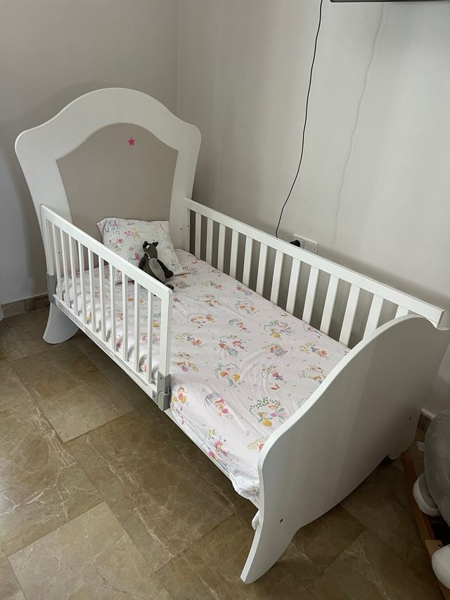 Cama y colchon pequeño formato princesa