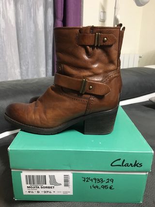 Botines marrones de piel clarks de segunda mano por 70 EUR en Fuenlabrada  en WALLAPOP