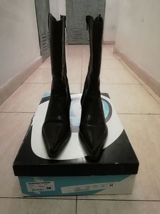 Botas cowboy marrones de mustang de segunda mano por 5 EUR en Zaratán en  WALLAPOP