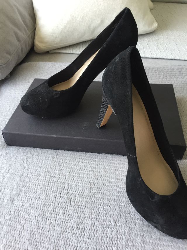 Zapatos salón en ante negro de Clarks