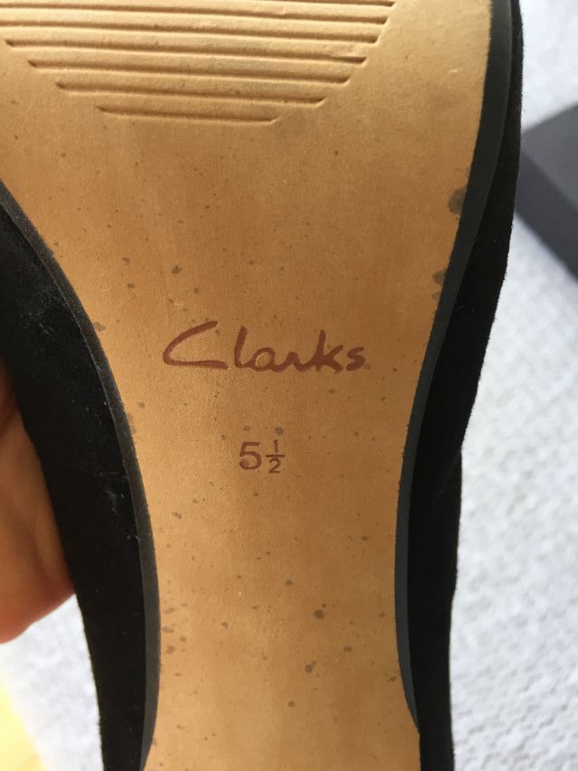 Zapatos salón en ante negro de Clarks