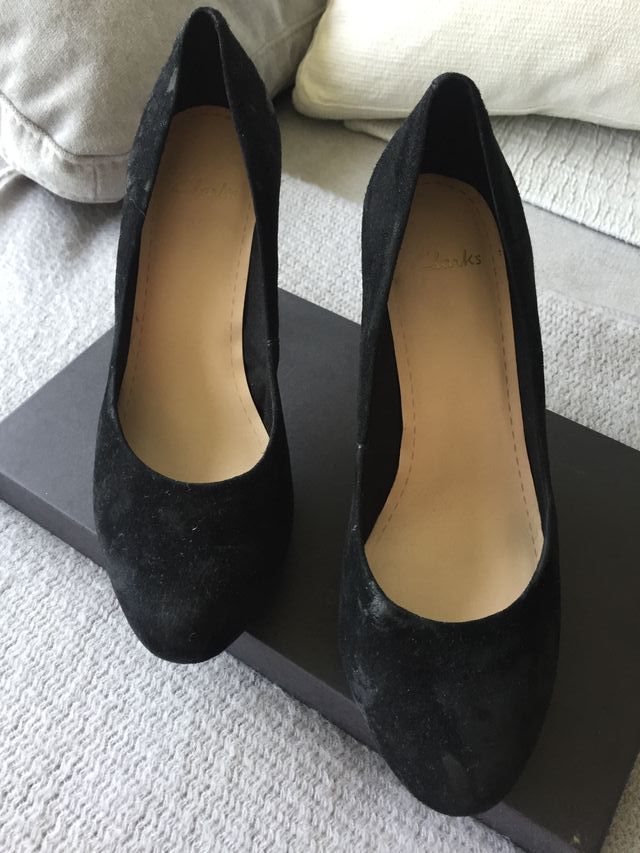 Zapatos salón en ante negro de Clarks