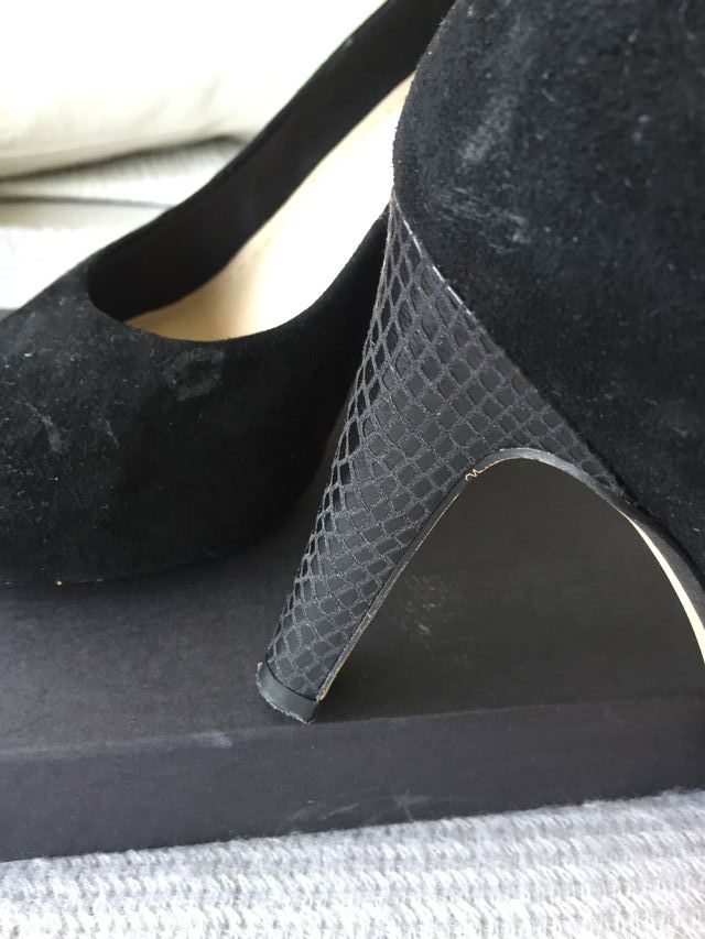 Zapatos salón en ante negro de Clarks