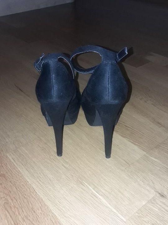 Zapatos tacón alto.