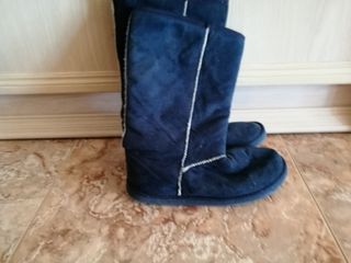 Botas altas d chica con borrego dentro comodas. 38 de segunda mano por 7  EUR en Cieza en WALLAPOP