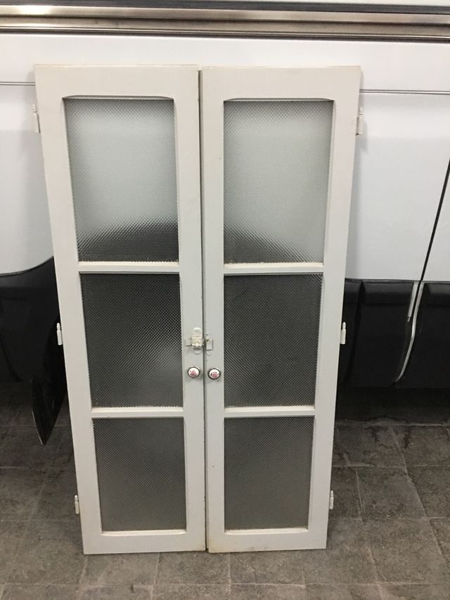Puertas de despensa antiguas de segunda mano por 70 € en El Prat de