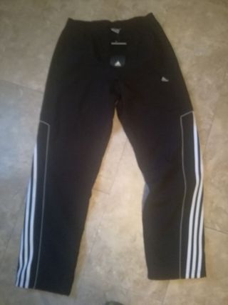 Pantalones de chandal sueltos adidas originales de segunda mano por 20 EUR  en Andújar en WALLAPOP