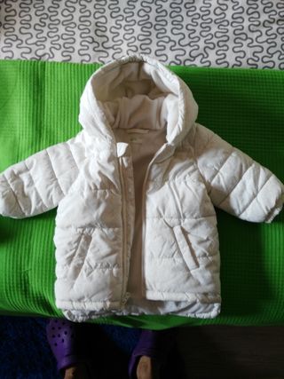 Abrigo bebe Benetton 0-6 meses de segunda mano por 10 EUR en Colmenarejo en  WALLAPOP