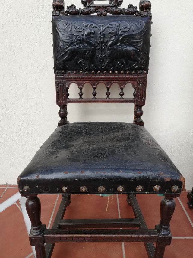 SILLAS CUERO REPUJADO SIGLO XIX