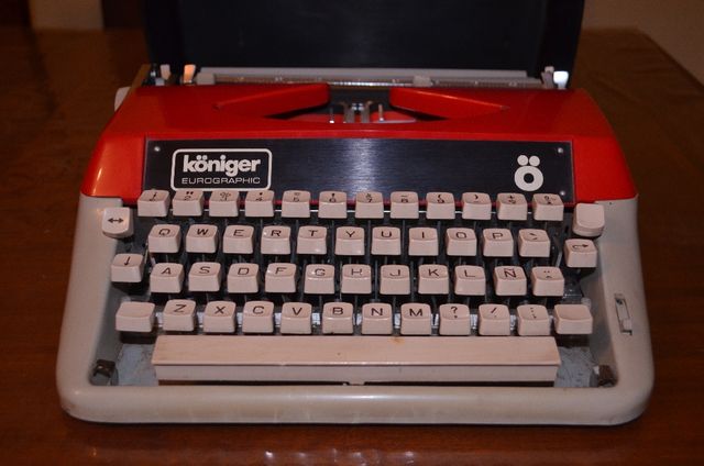 Maquina de escribir Koniger. Española. Buen estado
