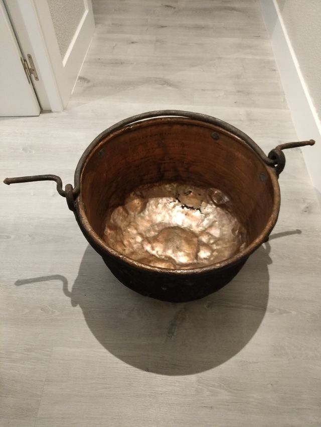 Calderó de cobre con asa