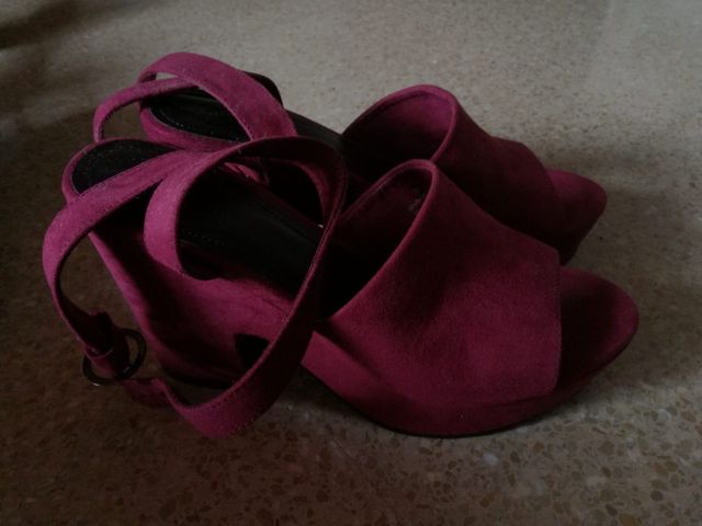 tacones de color vino