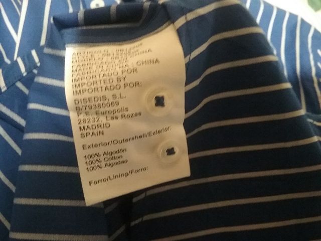 Camisa azul, con rayita fina vertical en blanco.