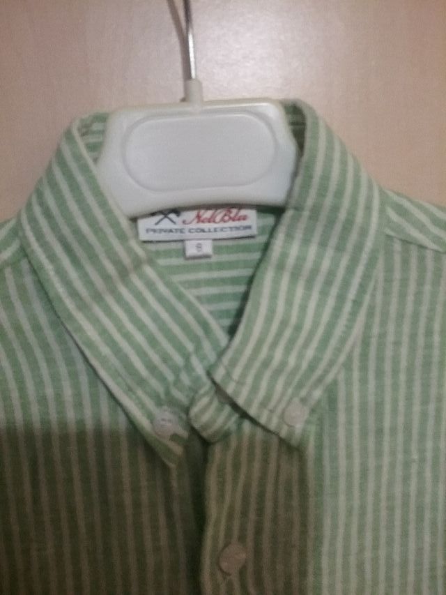 Camisa de manga larga, verde de rayas.