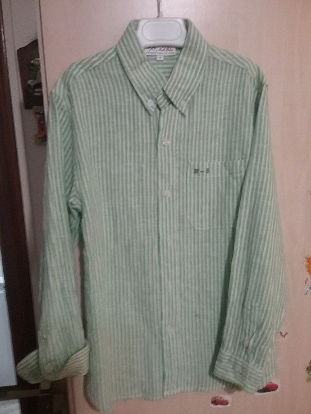 Camisa de manga larga, verde de rayas.