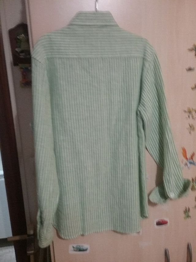 Camisa de manga larga, verde de rayas.