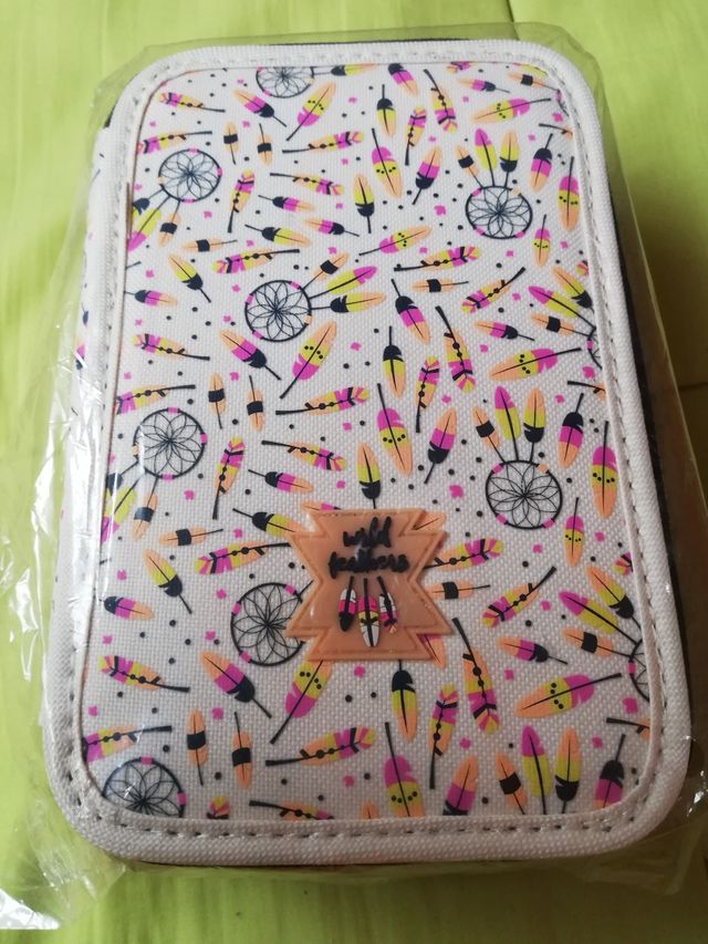 Estuche 3 pisos lleno.