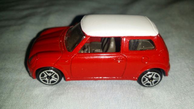 mini Cooper escala 1 : 64 igual guisval 
