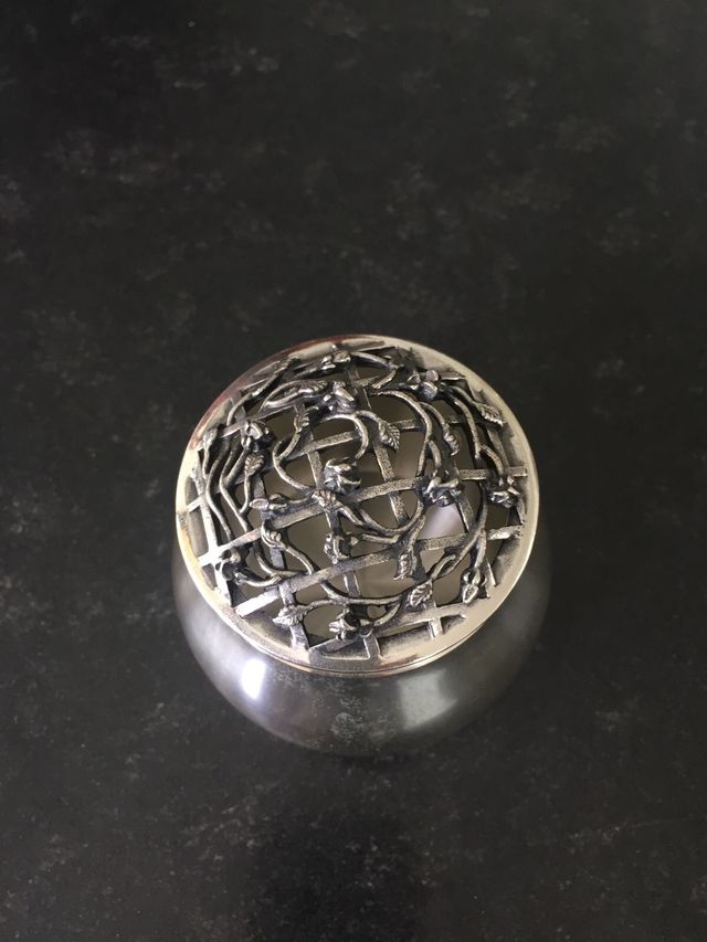 Cajita de pewter con tapadera de filigranas