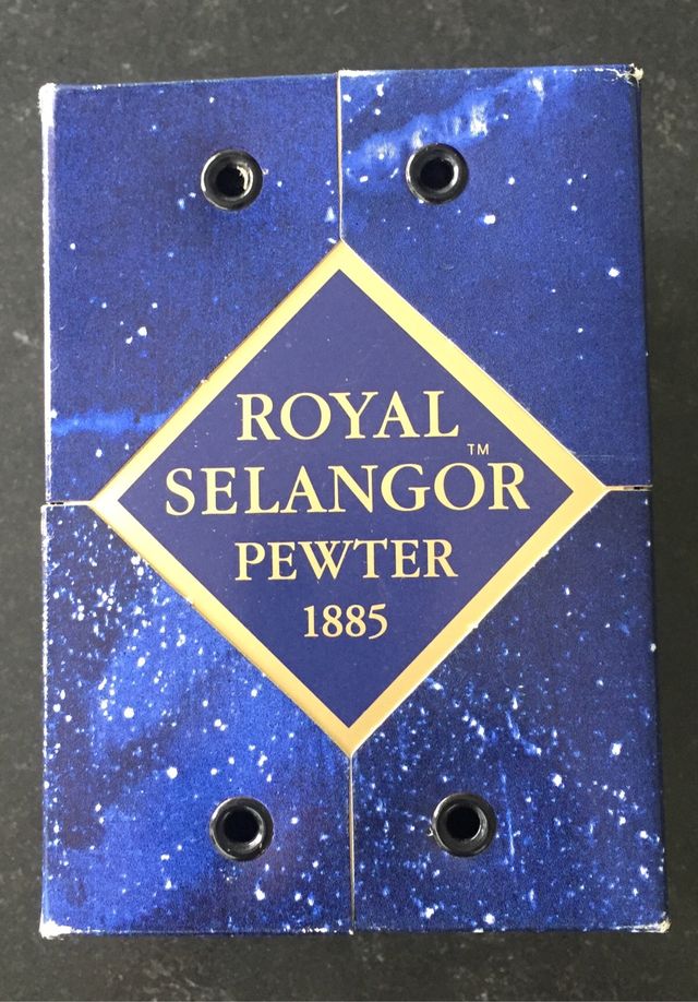 Cajita de pewter con tapadera de filigranas