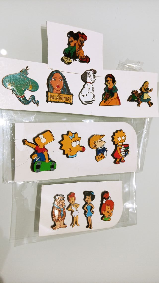 Pins dibujos animados y otros