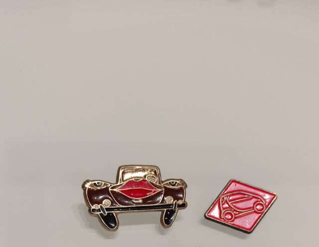 Pins dibujos animados y otros