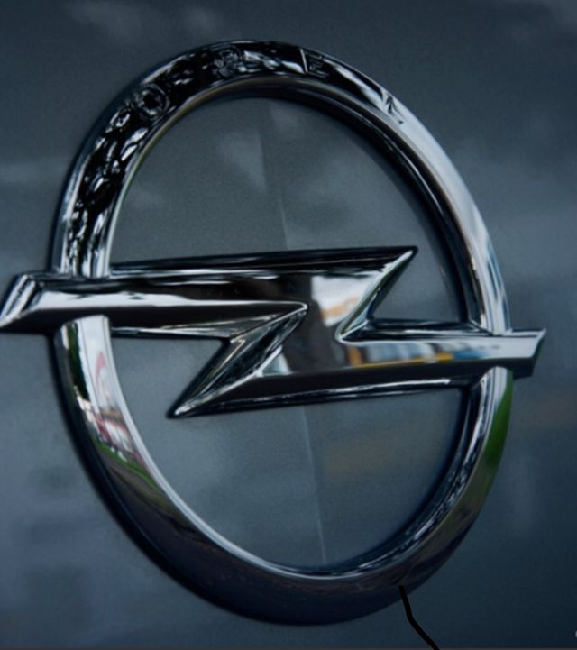 Emblema Opel negro brillo.