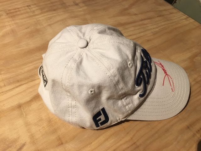 Gorra Titleist golf firmada por Jon Rahm