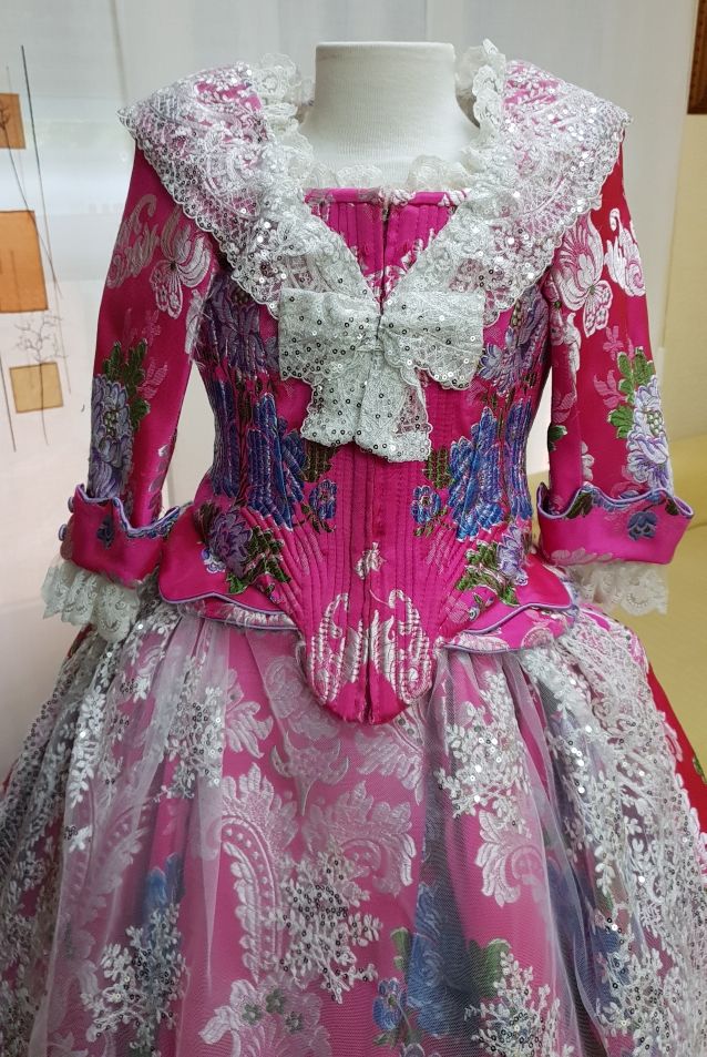 traje de fallera.