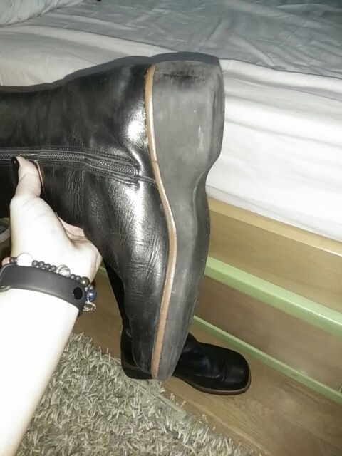 botas negras altas de piel