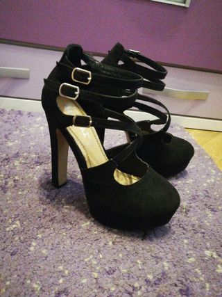 Tacones negros fiesta de segunda mano por 5 EUR en Daganzo de Arriba en  WALLAPOP