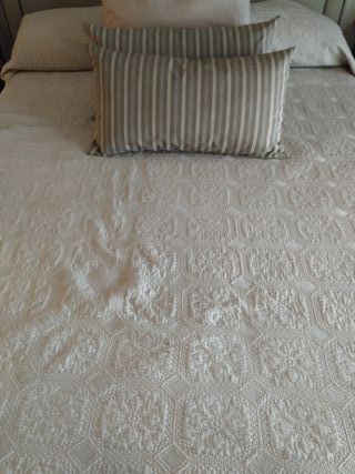 Colcha beige a loja do gato preto +2 cojines Ikea de segunda Colcha Cama A LOJA DO GATO PRETO de segunda mano por 20 € en