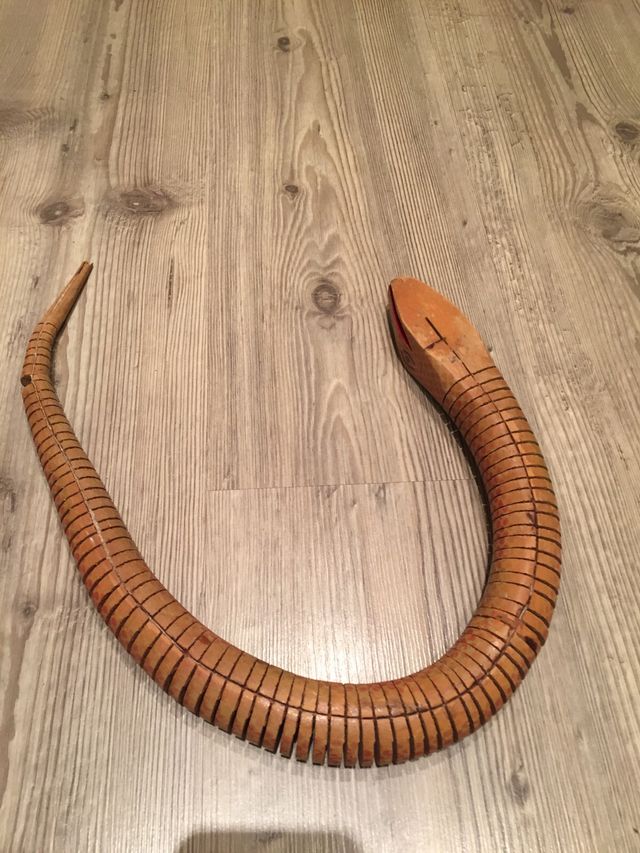 Serpiente decorativa de madera