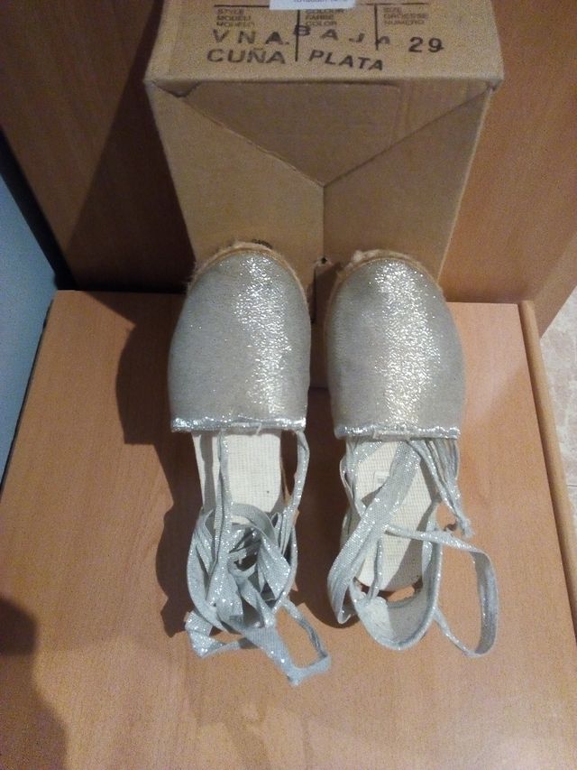 Espardenyes e fallera. Misura 29.